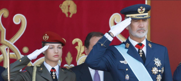 Saludo militar de la dama cadete Leonor en el desfile del 12 de octubre