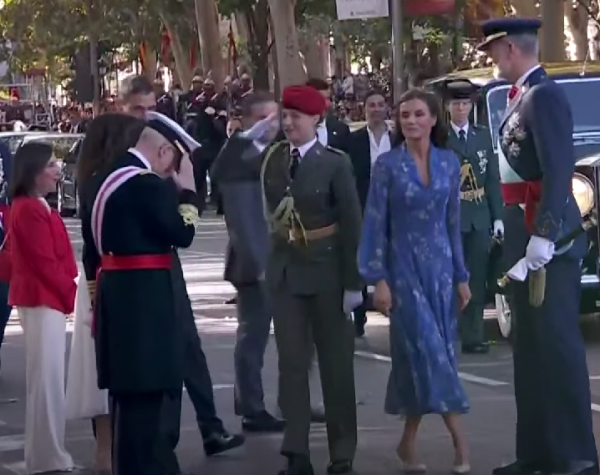 saludo militar de la princesa leonor a las autoridades al llegar al desfile del 12 de octubre de 2023